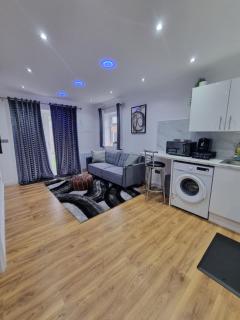 Very Cosy & Lovely 1 Bed Garden Apartment with side access - Slades Green - 2