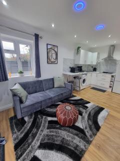 Very Cosy & Lovely 1 Bed Garden Apartment with side access - Slades Green - 3