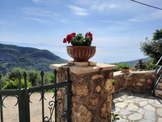 Mountain Retreat Apt with Sea View - - 0