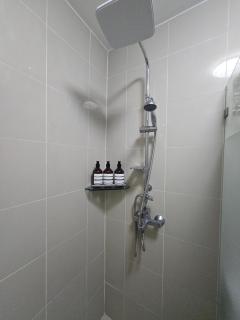 Cozy 2BR 2BA 2 Balconies Manhattan Heights Cubao - 1