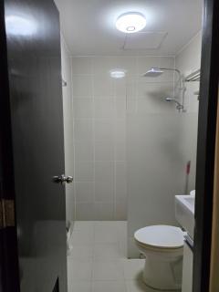 Cozy 2BR 2BA 2 Balconies Manhattan Heights Cubao - 6