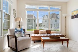 Spacious 4BR Home Pools Bikes Balcony - 8