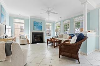 Spacious 4BR Home Pools Bikes Balcony - Berlin - 1