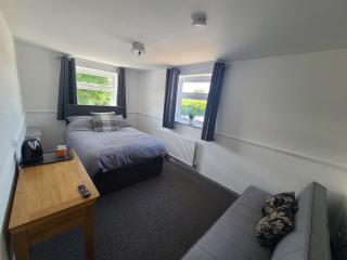 Oakwood Airport Accommodation - 4