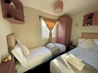 Pass the Keys Beautiful Beach Lodge with Outstanding Sea Views - Mainsriddle - 2