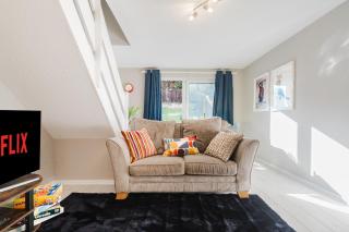 Spring Grove 2 Bedroom House with Garden and Free Parking - Cwmbran - 3