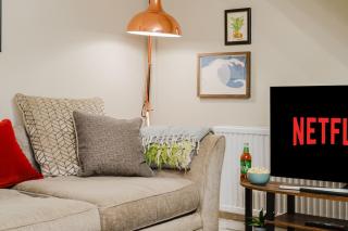 Quiet & Stylish 2-Bed House with Garden & Free Parking - 3