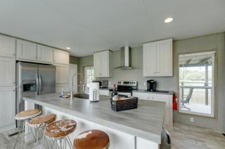 5 Mi to Splashway Waterpark Cabin in Rock Island - - 9