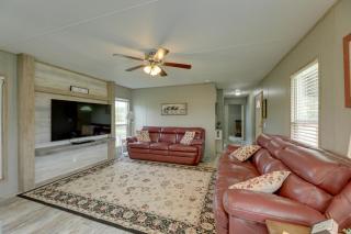 5 Mi to Splashway Waterpark Cabin in Rock Island - - 8