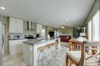 5 Mi to Splashway Waterpark Cabin in Rock Island - - 6