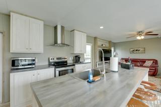 5 Mi to Splashway Waterpark Cabin in Rock Island - - 5