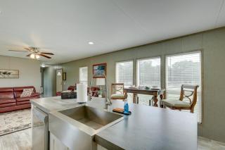 5 Mi to Splashway Waterpark Cabin in Rock Island - - 4