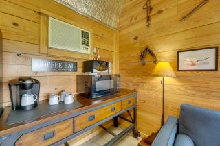 5 Mi to Splashway Waterpark Cabin in Rock Island - - 6