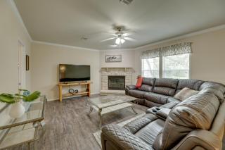5 Mi to Splashway Waterpark Cabin in Rock Island - - 0