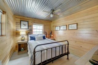 5 Mi to Splashway Waterpark Cabin in Rock Island - - 2