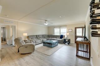5 Mi to Splashway Waterpark Cabin in Rock Island - - 4