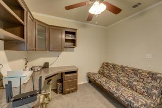 5 Mi to Splashway Waterpark Cabin in Rock Island - - 3