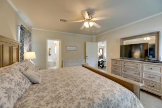 5 Mi to Splashway Waterpark Cabin in Rock Island - - 1