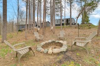 7 Mi to Torch Lake Peaceful Retreat with Fire Pit! - Rapid City - 9