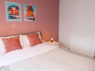 Modern 4 Bedroom Home in Cul-de-sac - 13 mins to New St - Free Parking & Netflix - Sleeps 7 - Birmingham - 1
