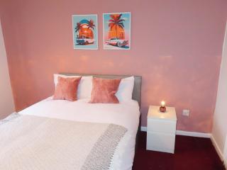 Modern 4 Bedroom Home in Cul-de-sac - 13 mins to New St - Free Parking & Netflix - Sleeps 7 - Birmingham - 2