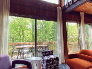 Designer Poconos Chalet I Ski, Skate, Lakes, Family-Friendly - 2