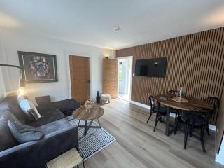 The Hideaway - 2-Bedroom Apartment with outdoor terrace & free parking - Lancaster - 0