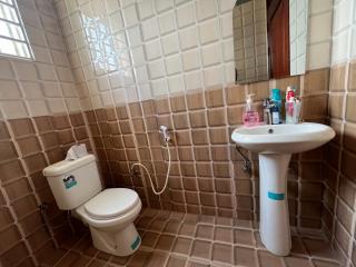 Crib close to the main road - Kampala - 1