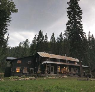 Rustic Beaverfoot Lodge Room N10 - 2