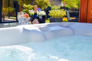 The Invergarry - Royal Deeside Luxury 5 star Couples Retreat with Hot Tub, Aboyne - Aboyne - 9