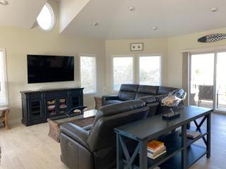 Lagoon Front Loveladies Dock Decks Beach Badges Bikes Ping Pong Table Foosball Wifigorgeous Reverse-Living Loveladies Contemporary On A - 4