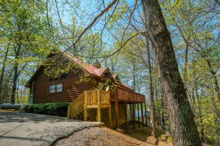 Pet friendly, king bedrooms, smart TVs, pool table, theater room, and hot tub! - Sevierville - 0