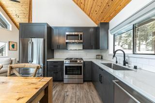 Misty Pines by Tahoe Getaways at Tahoe Park - Newly Remodeled Pet Friendly 3 BR w Private Beach HOA - Tahoe City - 5