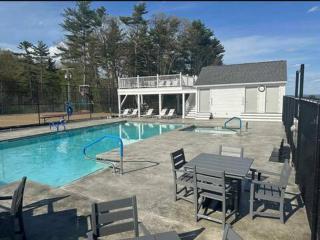 Lake Winni Studio Condo Full Kitchen - Weirs Beach - Laconia - 3