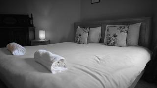 Character 2-Bed Cottage in Gloucester City - - 8