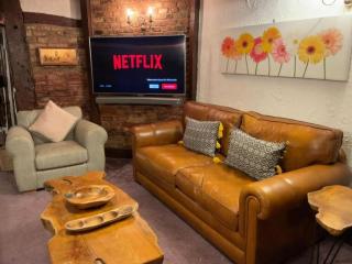 Character 2-Bed Cottage in Gloucester City - - 6