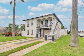Less Than 1 Mi to Beaches Galveston Retreat with Patio! - Galveston - 9