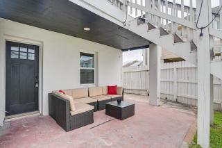 Less Than 1 Mi to Beaches Galveston Retreat with Patio! - Galveston - 8