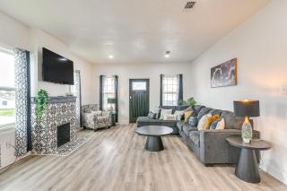 Less Than 1 Mi to Beaches Galveston Retreat with Patio! - Galveston - 7