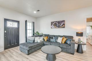 Less Than 1 Mi to Beaches Galveston Retreat with Patio! - Galveston - 6