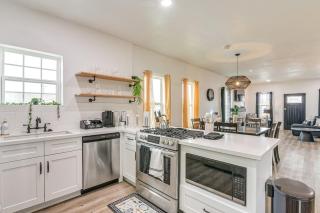 Less Than 1 Mi to Beaches Galveston Retreat with Patio! - Galveston - 1