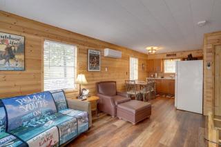 1 Mi to Greers Ferry Lake Cabin with Pool Access - - 0