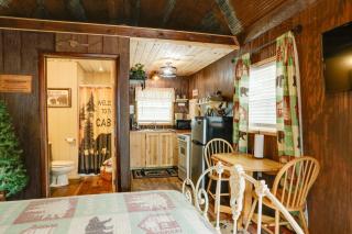 Romantic Escape in Greers Ferry Less Than 1 Mi to Lake - - 2