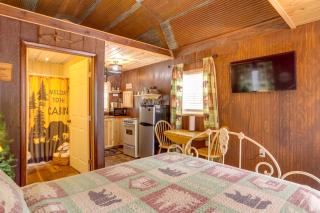 Romantic Escape in Greers Ferry Less Than 1 Mi to Lake - 1