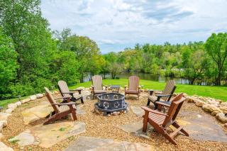 Firepit, close to parkway, hot tub, tons of games! - 0