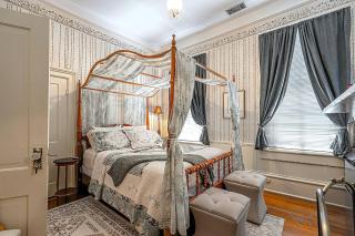 Free Parking & Private Bath Camellia Room in a Charming 1888 Victorian House - 0