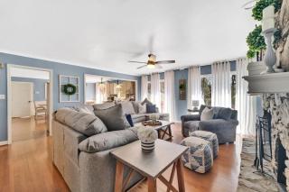 8 Br Sleeps 24 Hot Tub Game Room Dog Friendly - 1