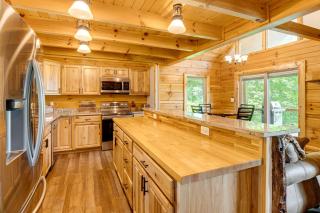 Waynesville Romantic Hideaway with Private Hot Tub - 4