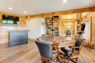 Waynesville Romantic Hideaway with Private Hot Tub - 2