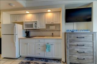 Bang For Your Buck Hotel Condo On Daytona Beach with Kitchen and Ocean View - Daytona Beach - 6